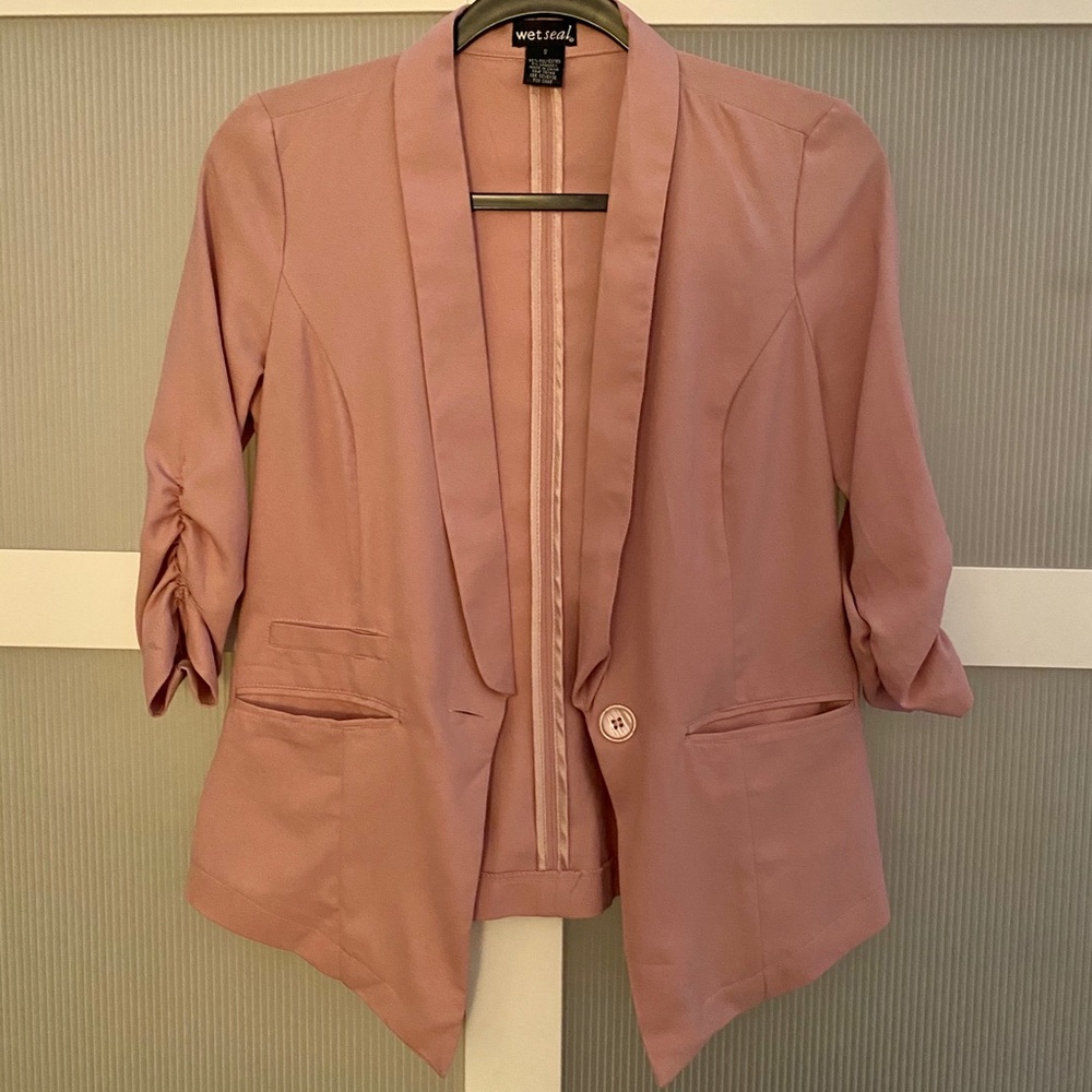 Blush pink blazer with quarter length sleeves